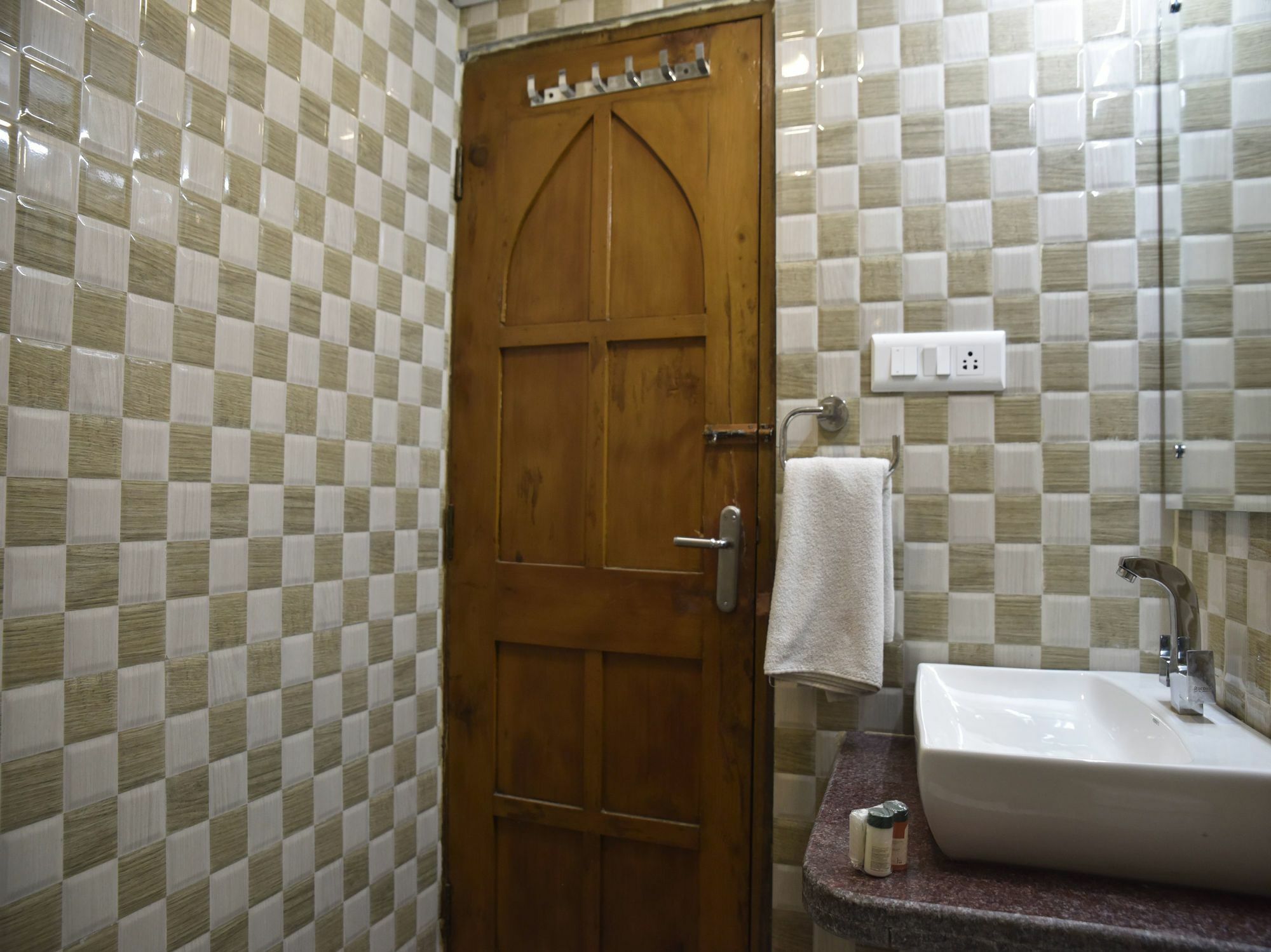 Hotel Oyo 10229 Crystal 3*