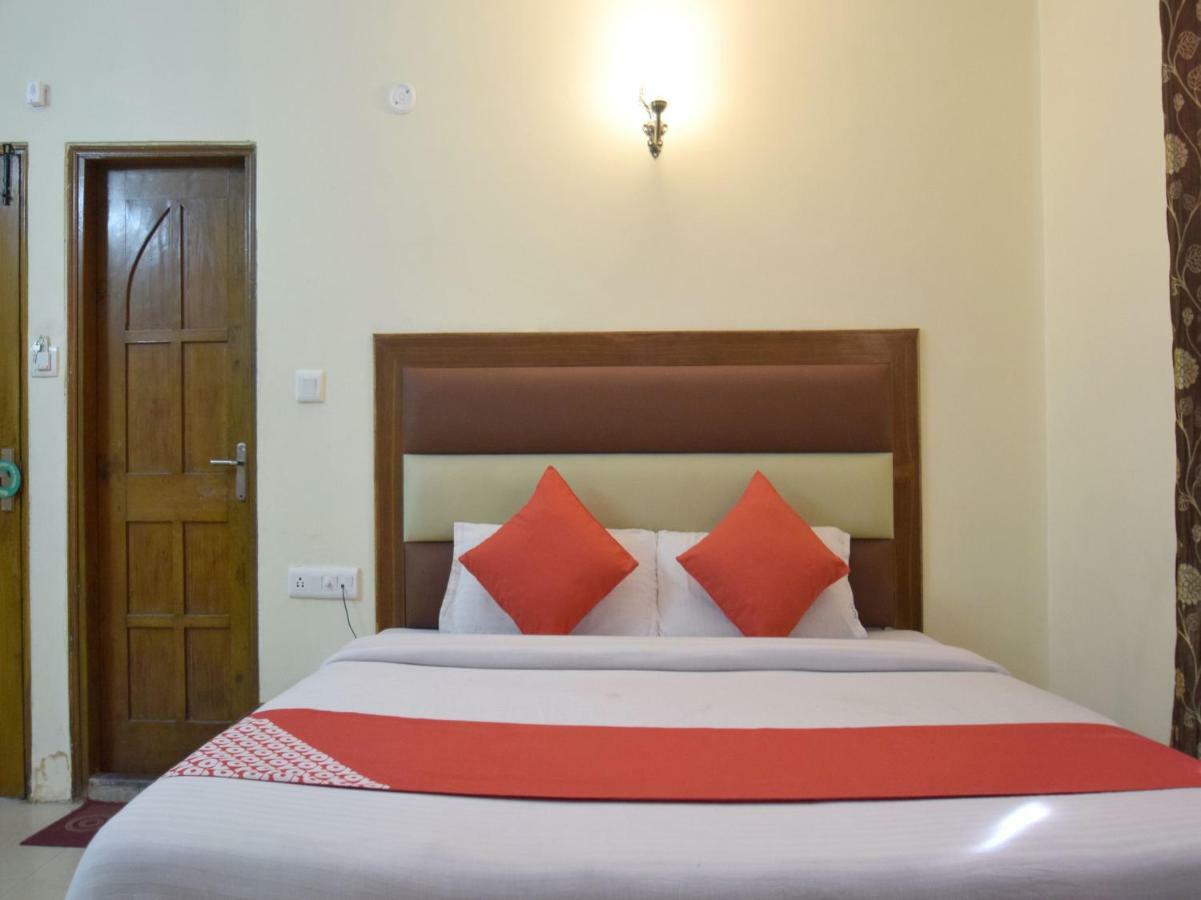 Hotel Oyo 10229 Crystal