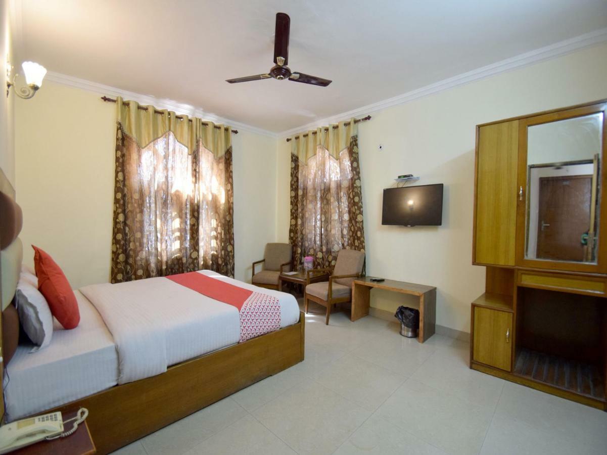 Oyo 10229 Crystal Hotel
